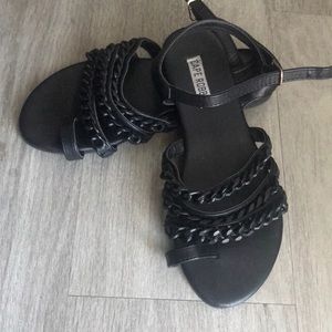 Ring toe sandals